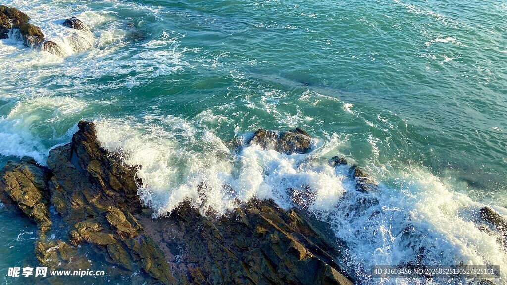 海浪拍击礁石的壮观景象