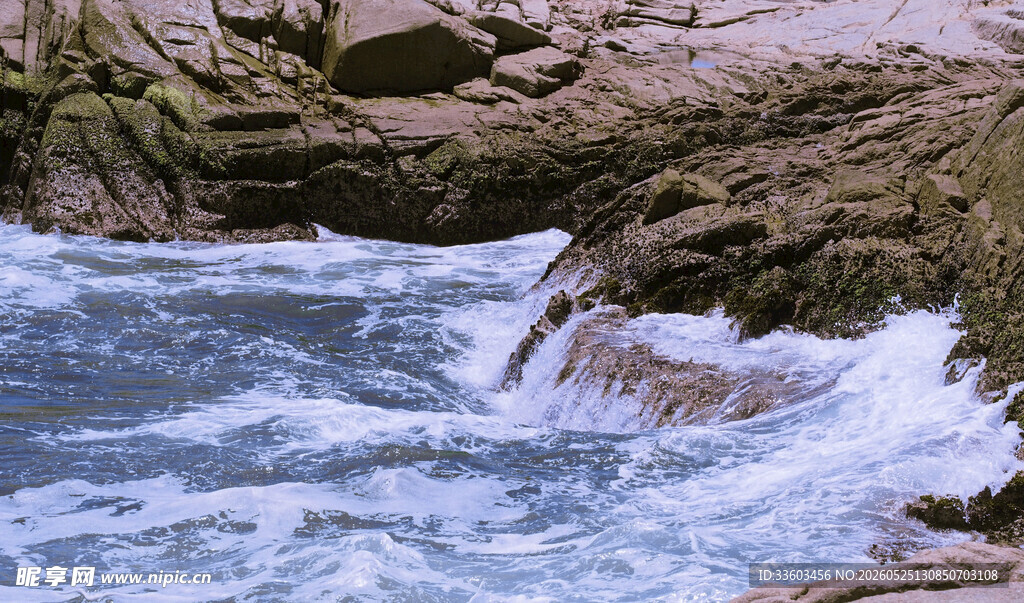 山间溪流奔腾的自然美景