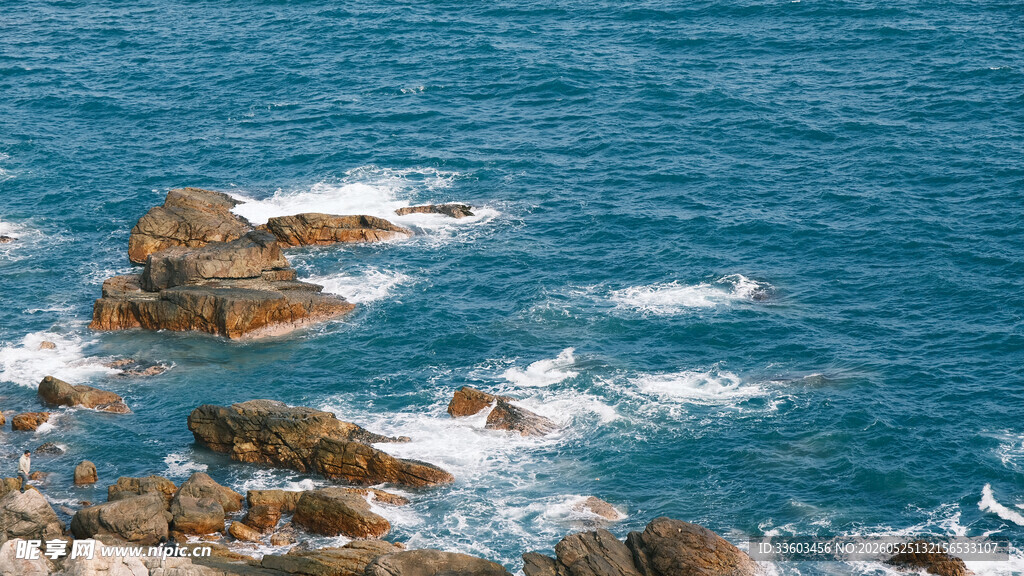 海边礁石与翻涌的海浪