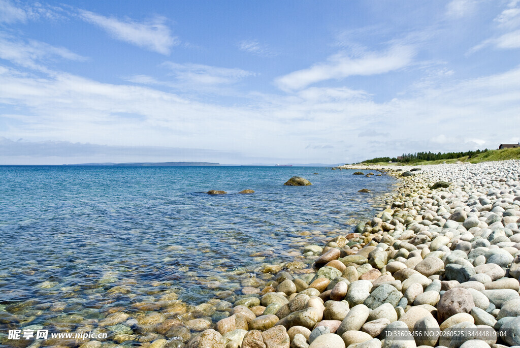 海边鹅卵石滩与澄澈海水