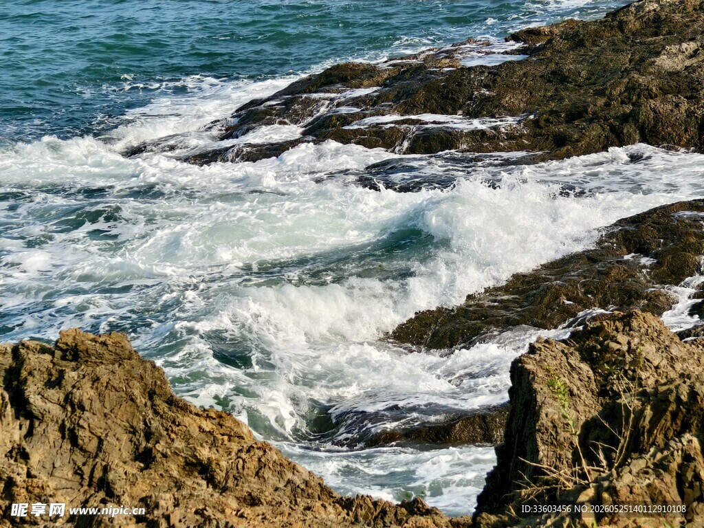 海浪拍击岸边岩石景观