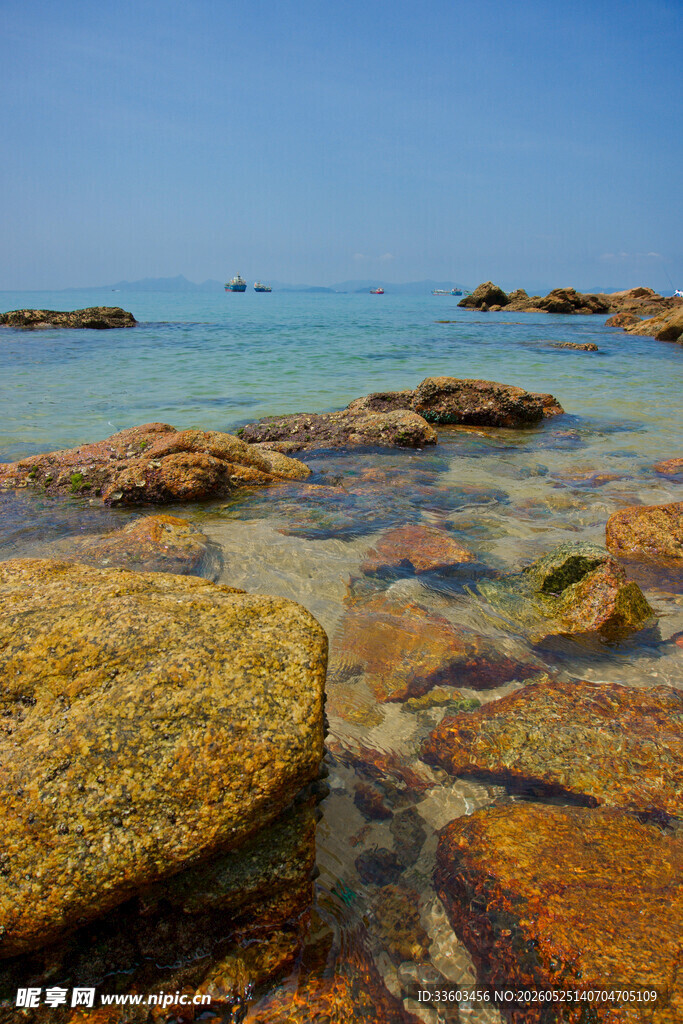 海边礁石清澈海水美景