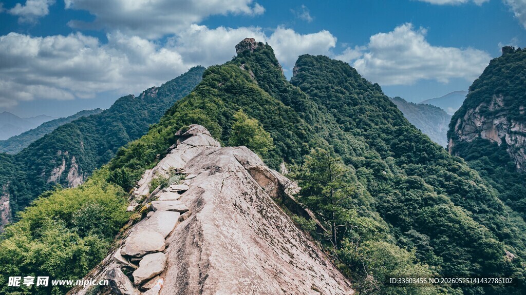 险峻山间蜿蜒小路