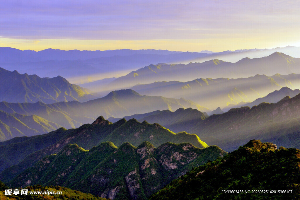 壮丽山峦间的晨雾美景