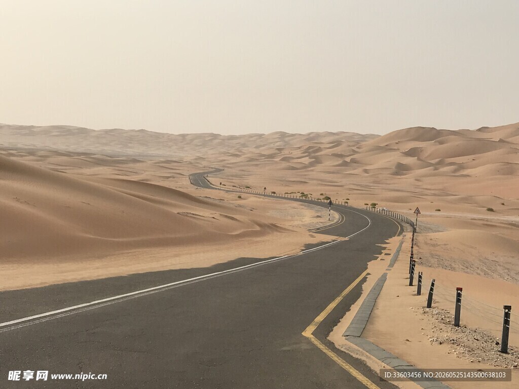 沙漠中蜿蜒的公路