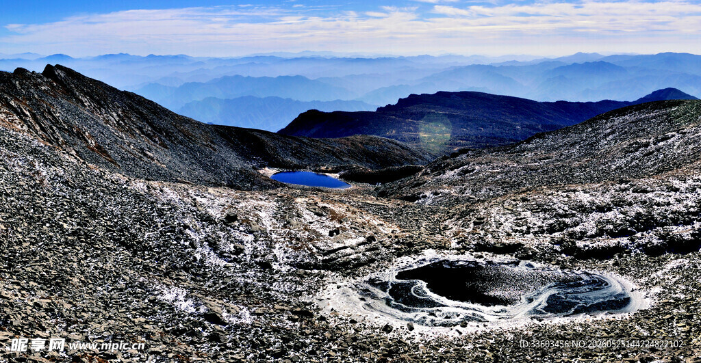 高山荒野中的独特地貌景观