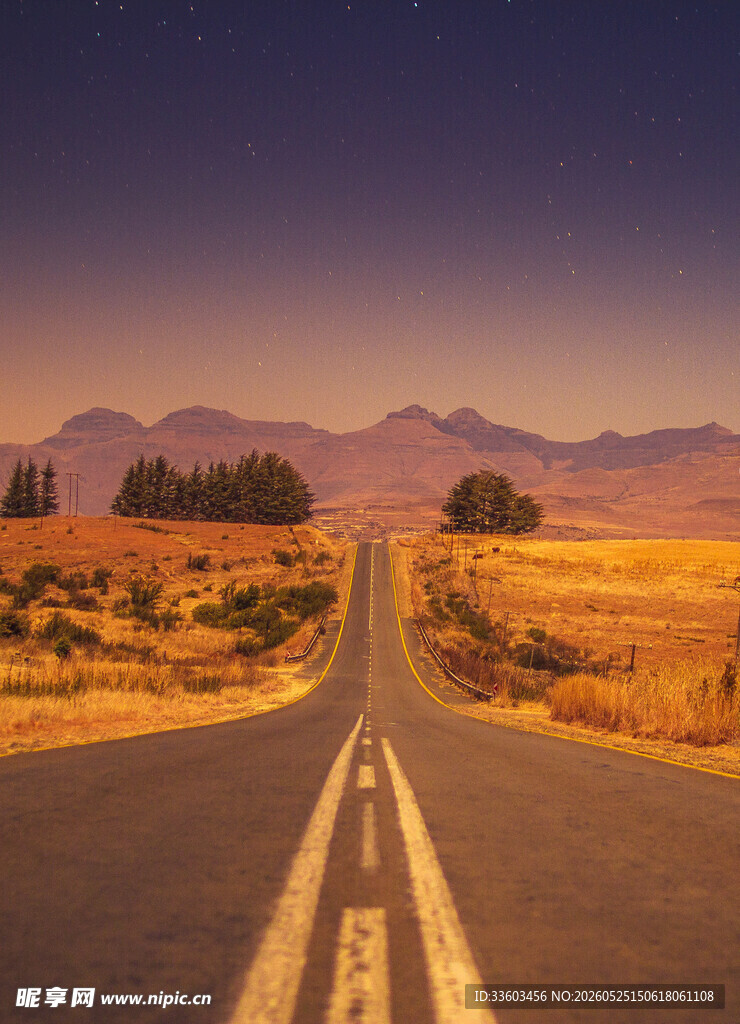 旷野公路通向远方美景