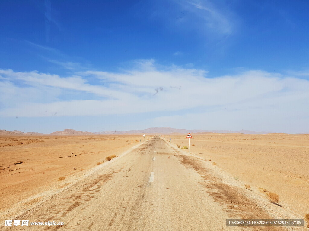 沙漠中的延伸土路