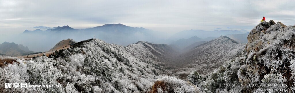 雪覆山峦壮丽景致