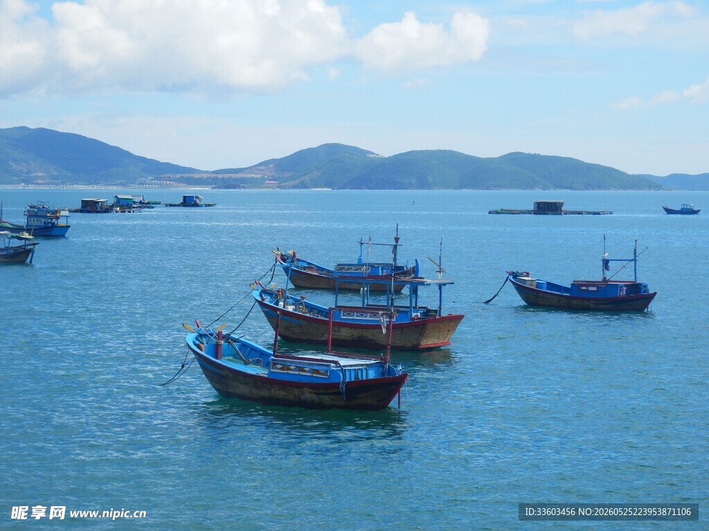 海上渔船风景图
