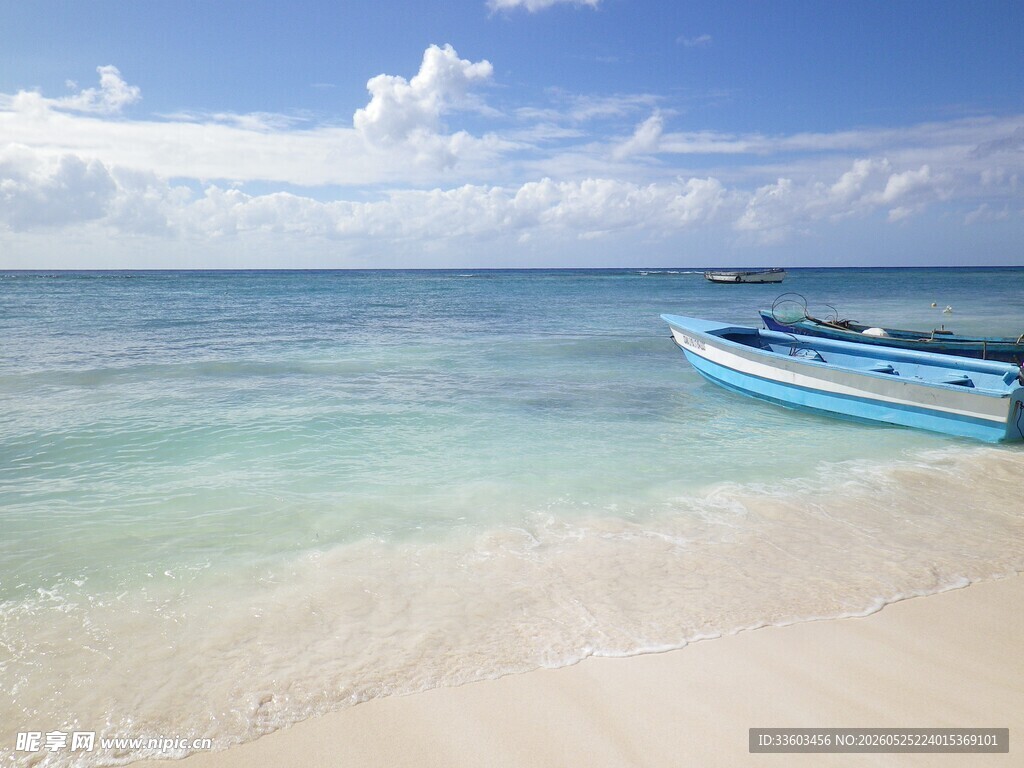 海边蓝船纯净沙滩美景