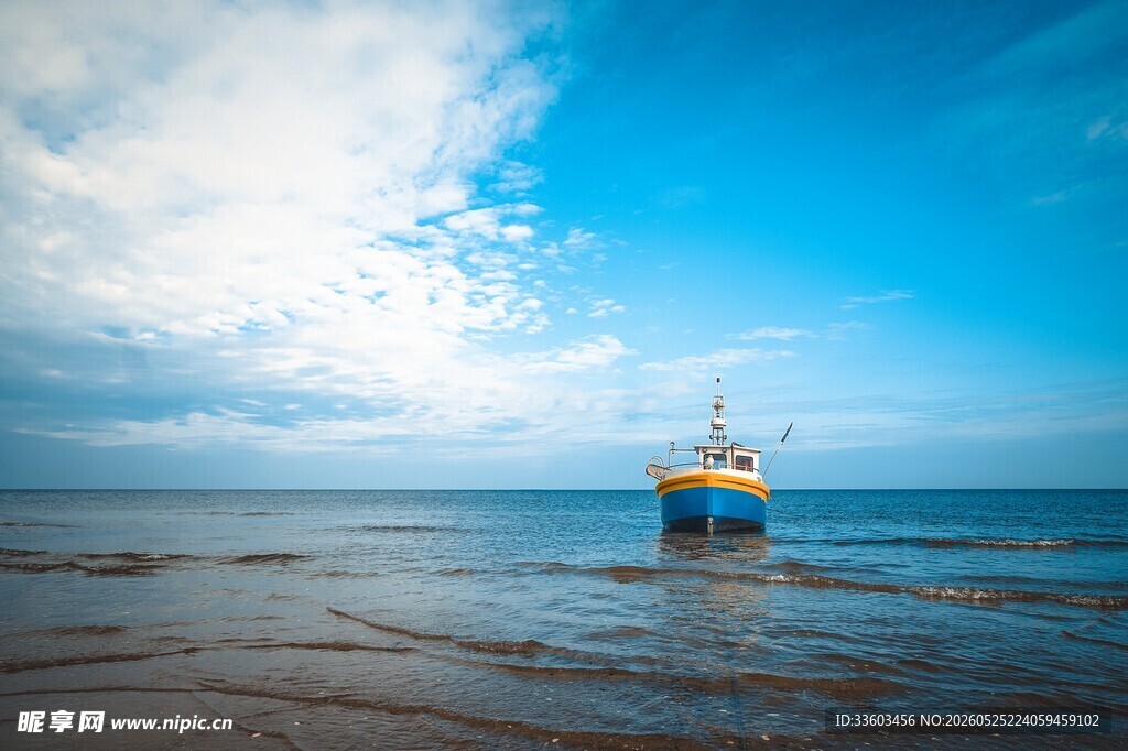 海上孤舟蓝天碧海之景