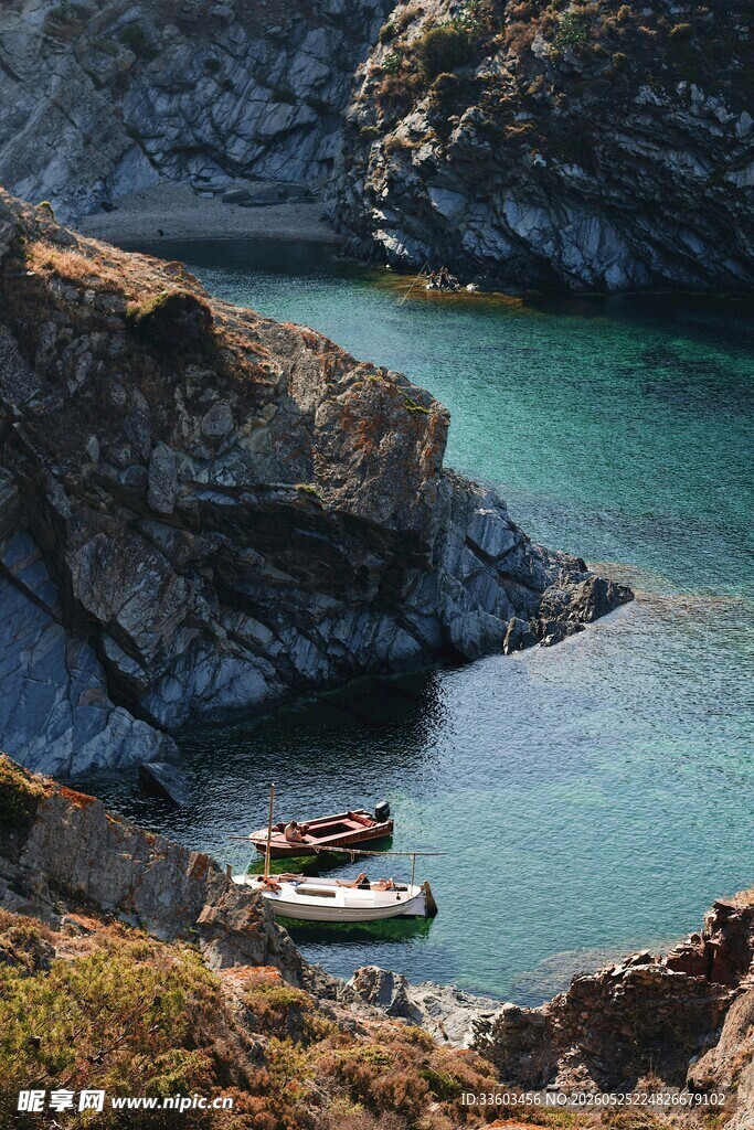 海岸边停泊小船的美丽景致