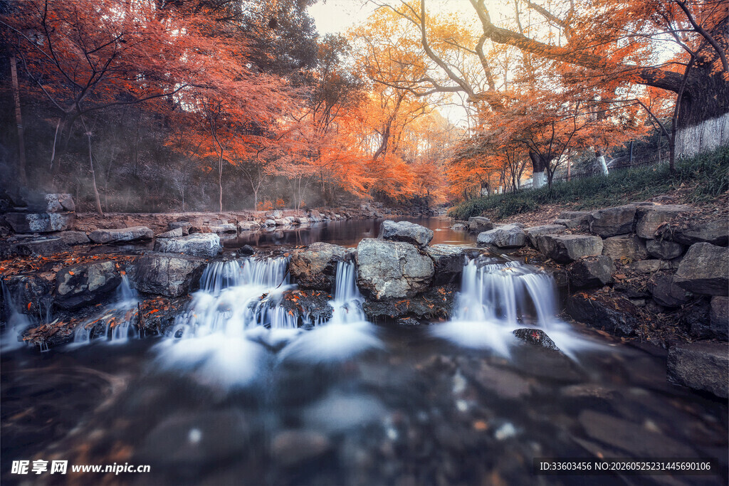 秋日山间潺潺溪流美景