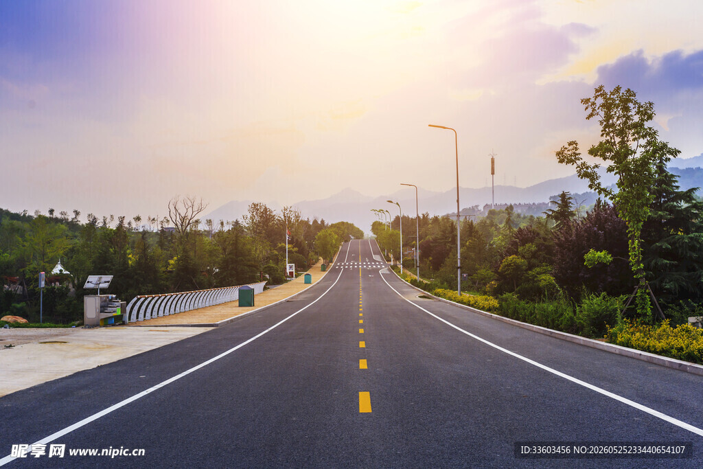 阳光照耀下的宽阔公路