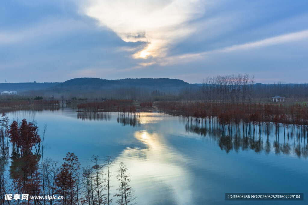 湖畔夕照静谧湖景如画