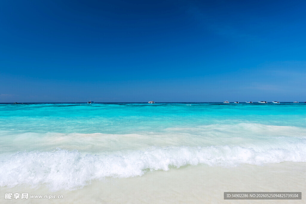 美丽海滩的海浪与蓝天