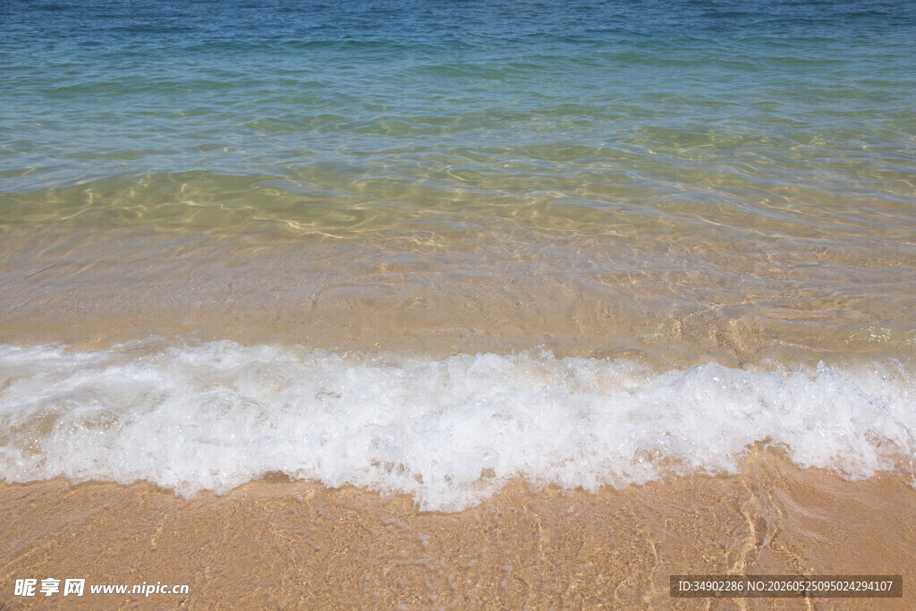 海浪轻拍沙滩的美丽景致