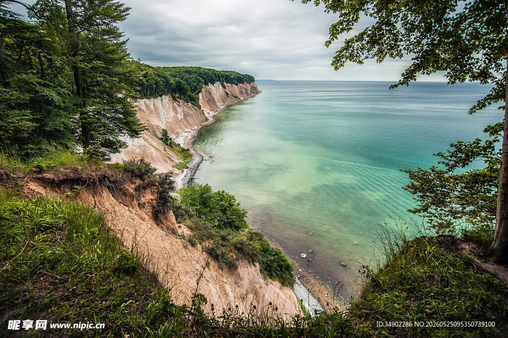 壮丽海岸悬崖与碧绿海水
