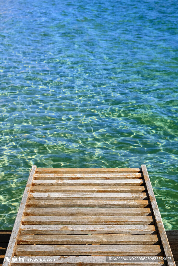 木质栈桥延伸至清澈海水