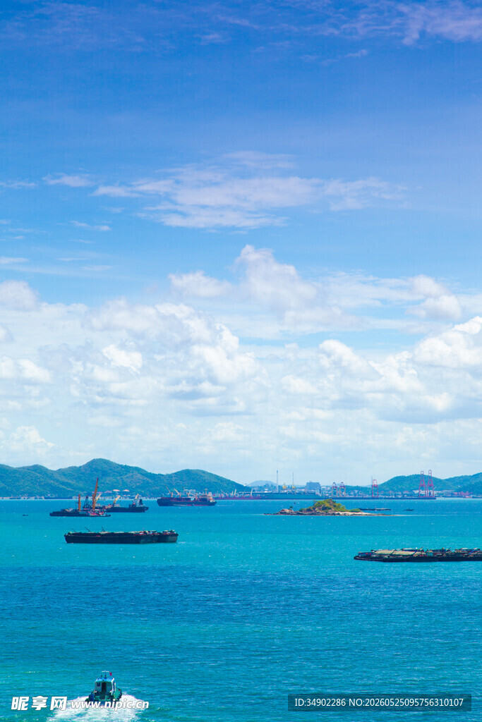 碧海蓝天中的海上船只