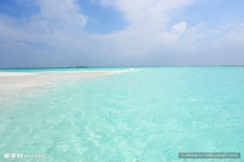 梦幻海岛清澈碧蓝海水