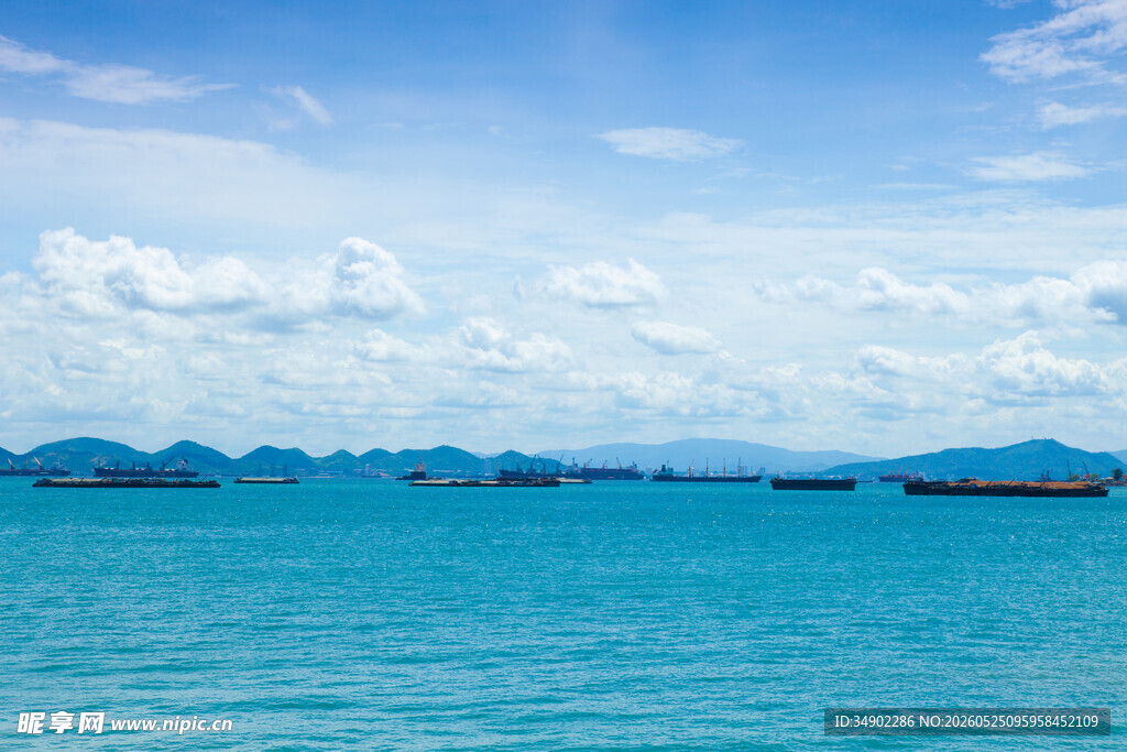 碧海蓝天中的远处岛屿