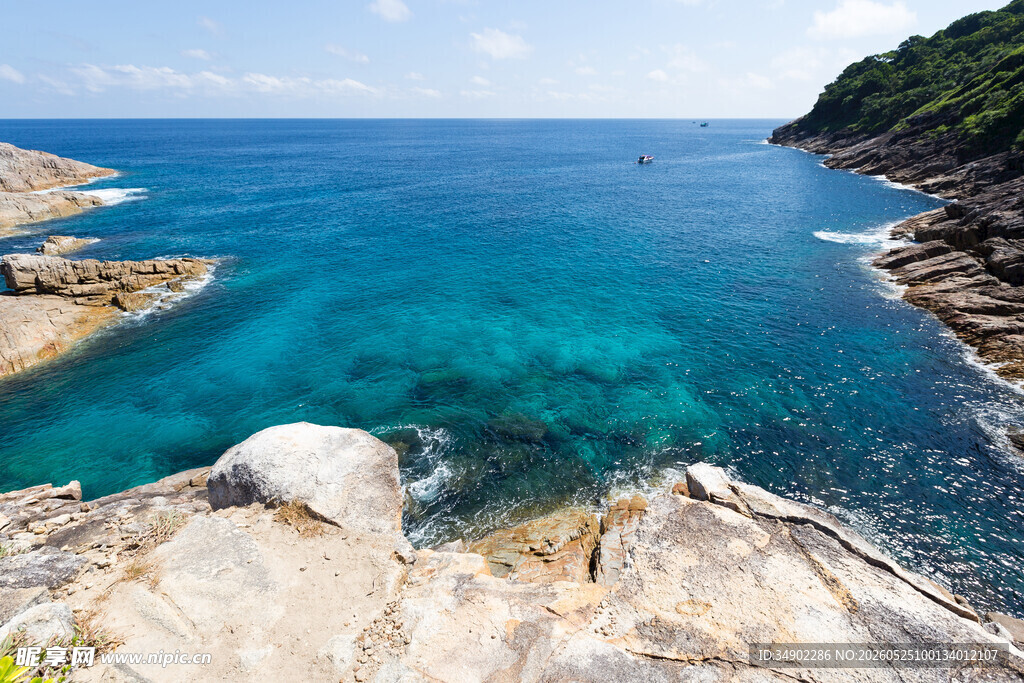 碧海环绕的嶙峋岩石海岸