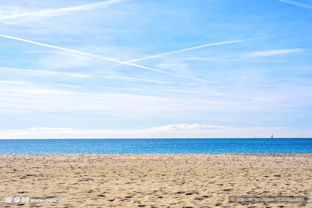 广阔沙滩与蔚蓝大海风景