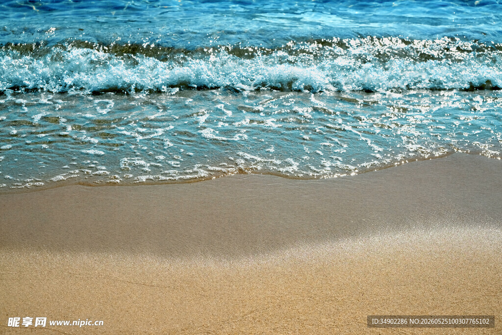 海边沙滩上的蓝色海浪