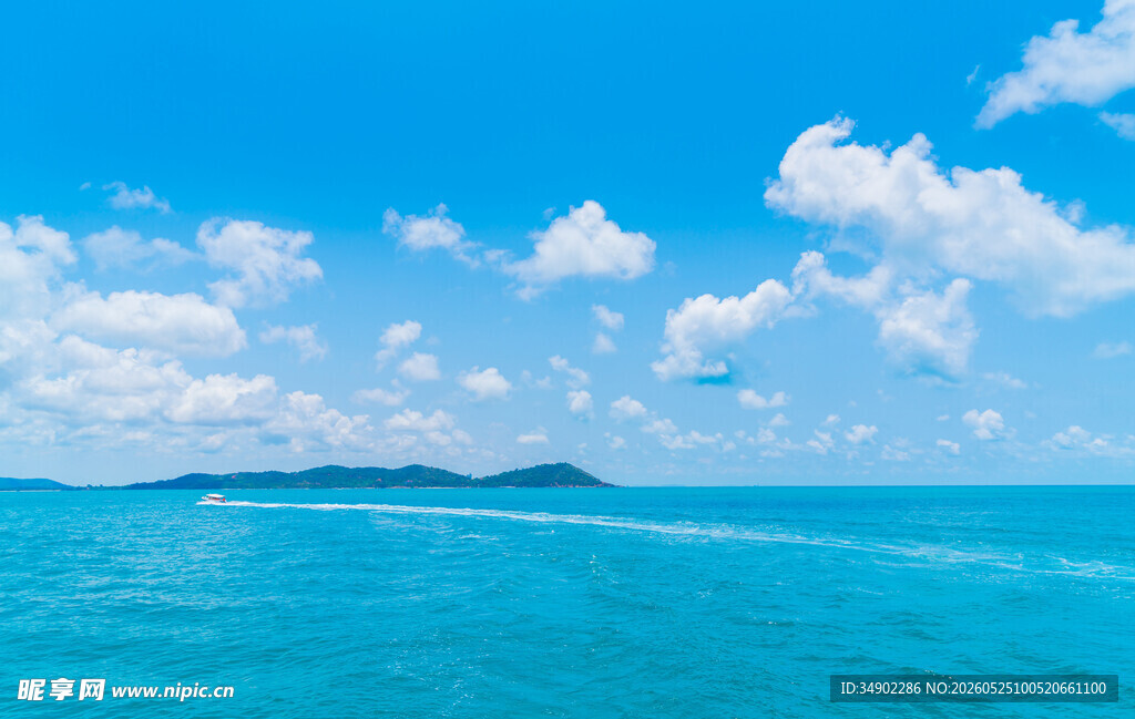 碧海蓝天中的远方小岛