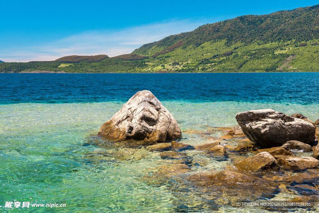 清澈海边的岩石景观