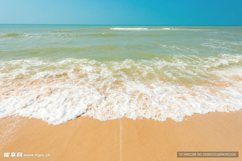 金色沙滩上的海浪美景