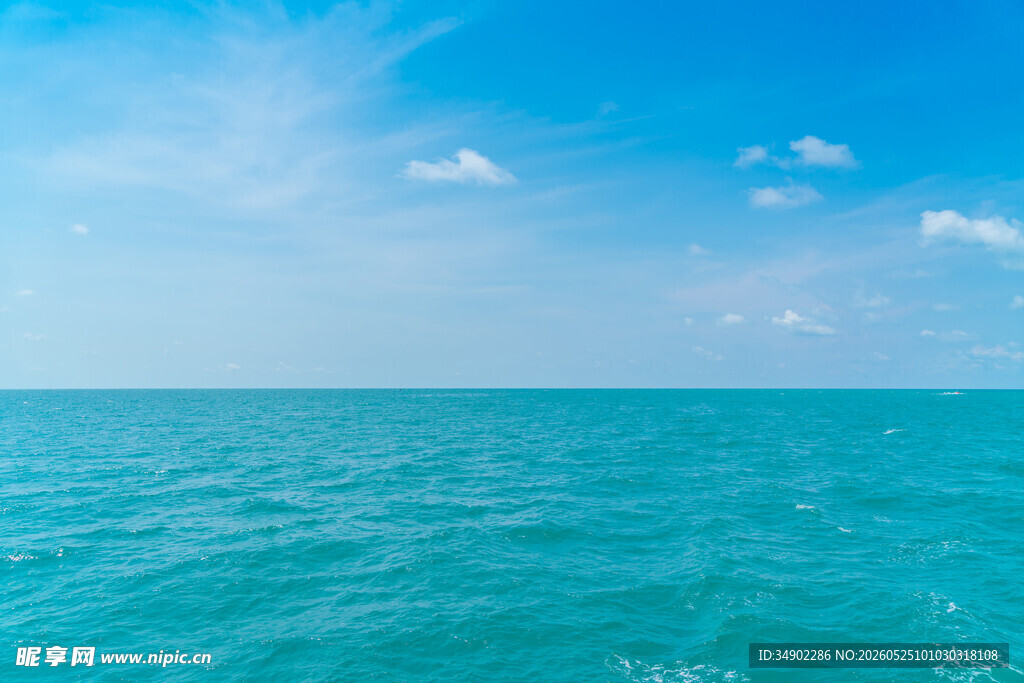 蔚蓝大海与晴朗天空