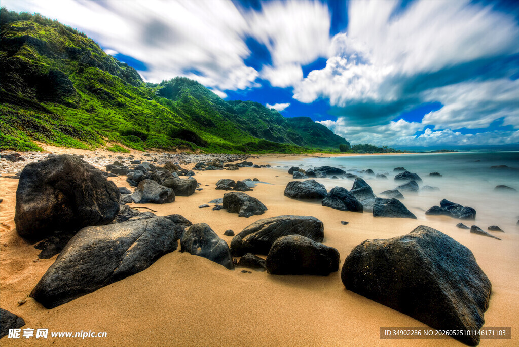 海滩上的岩石与山海美景