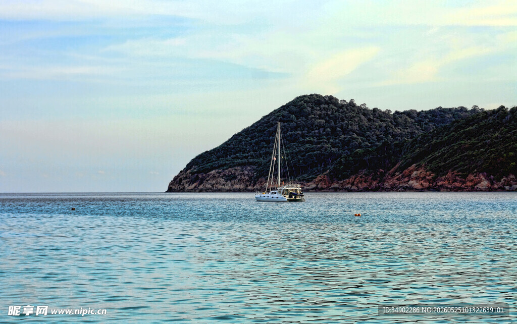 海上孤帆伴远山