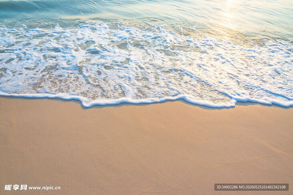 海浪轻拍沙滩的美丽瞬间