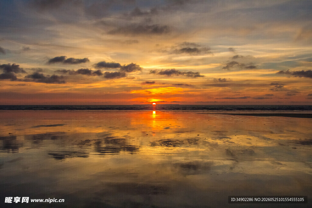 夕阳下平静湖面的美丽倒影