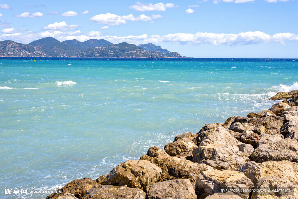 海边礁石与远处山海风光