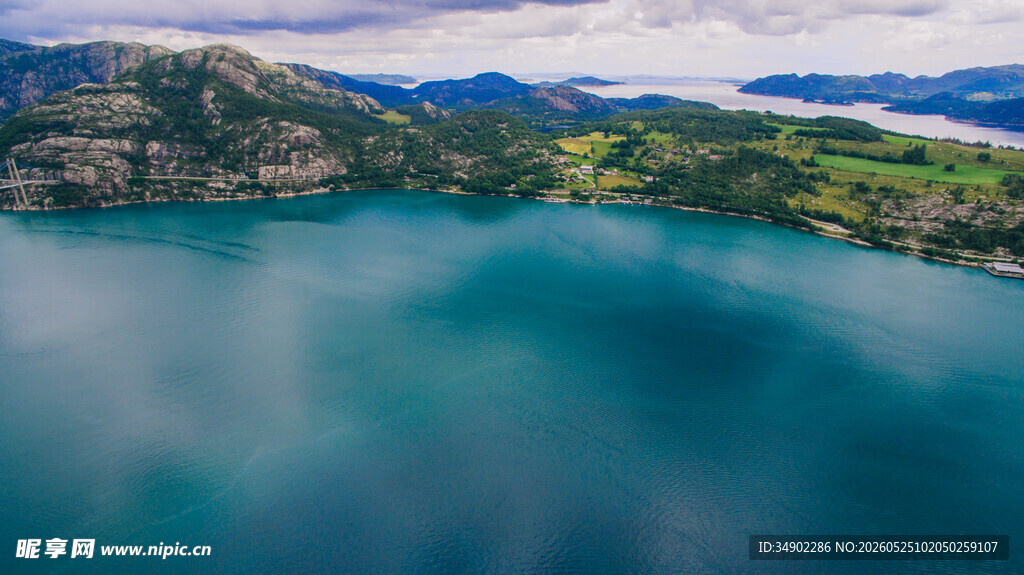 美丽湖景与远山风光