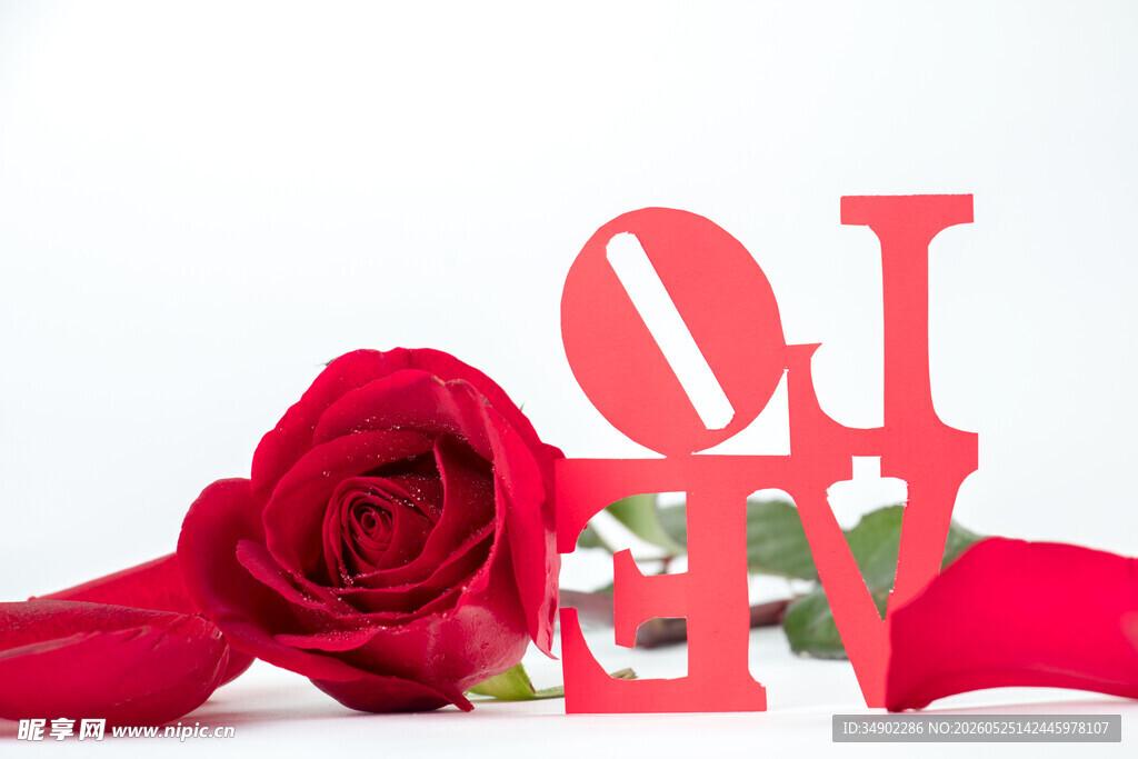 红玫瑰与LOVE装饰摆件