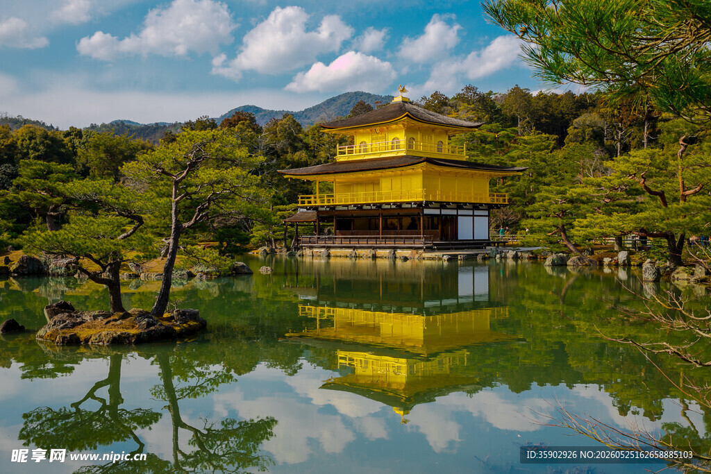 金阁寺倒映于静谧湖水