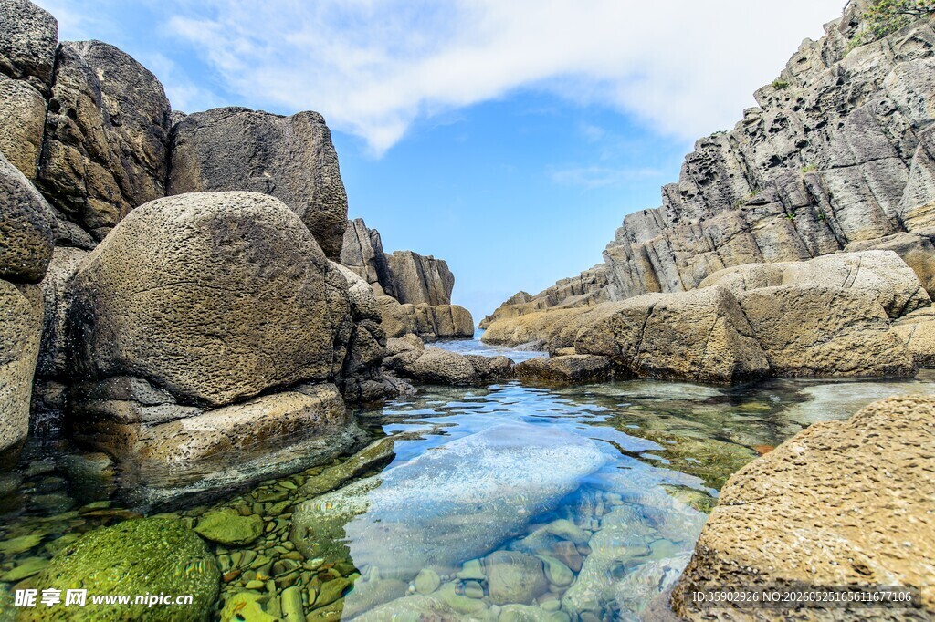 山间清澈溪流与嶙峋怪石