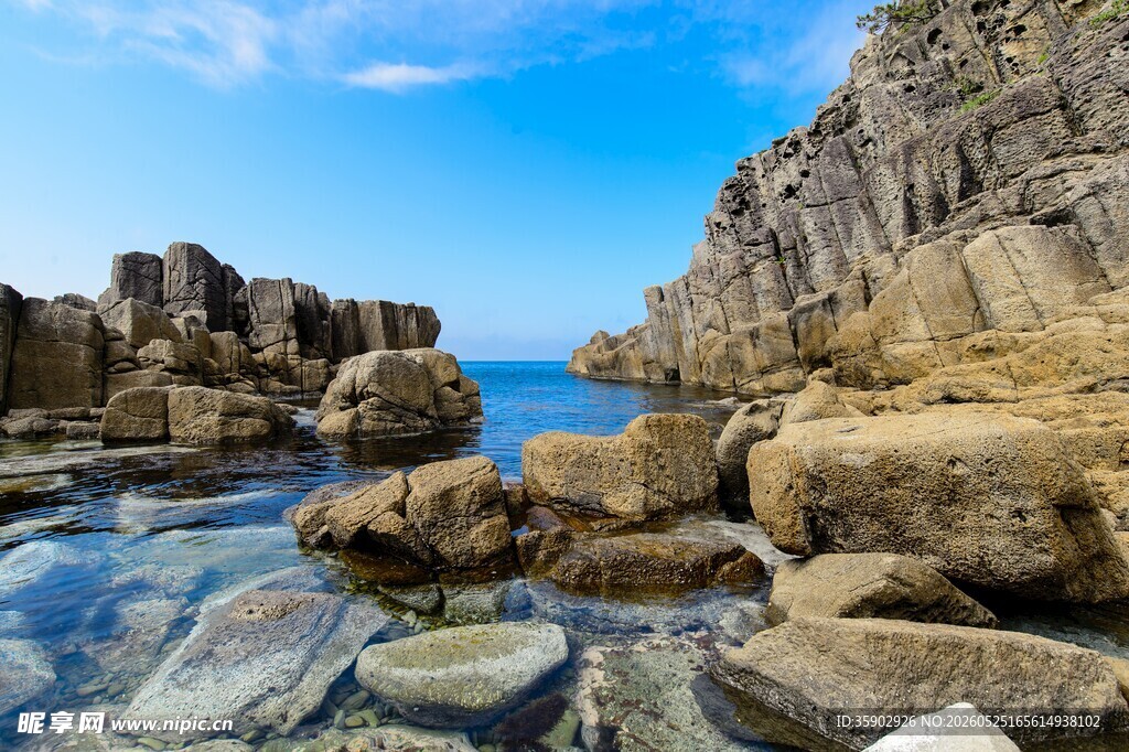 海边嶙峋怪石与湛蓝海水