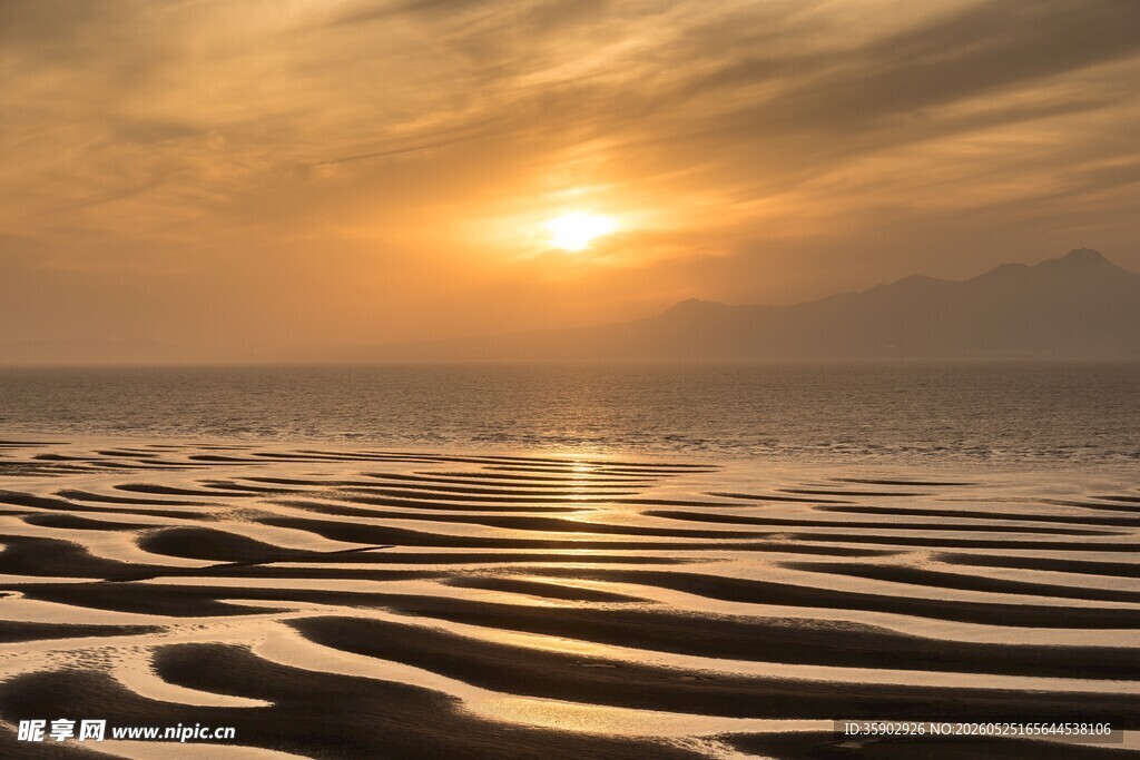 夕阳下的沙滩美景