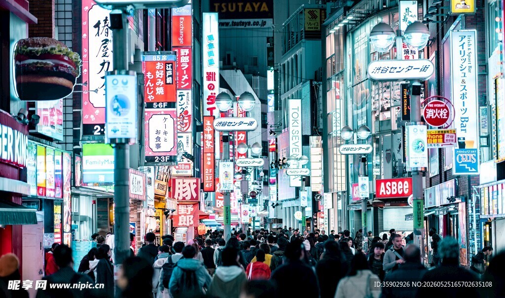 繁华都市街头热闹景象