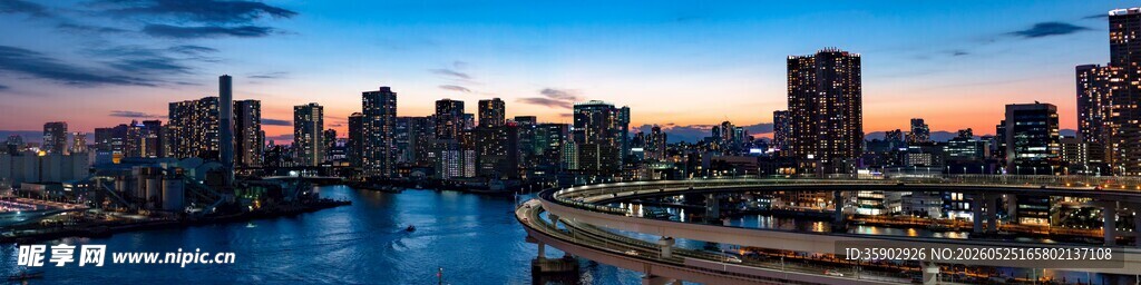 城市河畔美丽黄昏景色