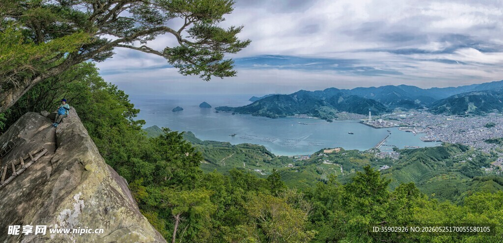 山巅俯瞰秀丽湖景风光
