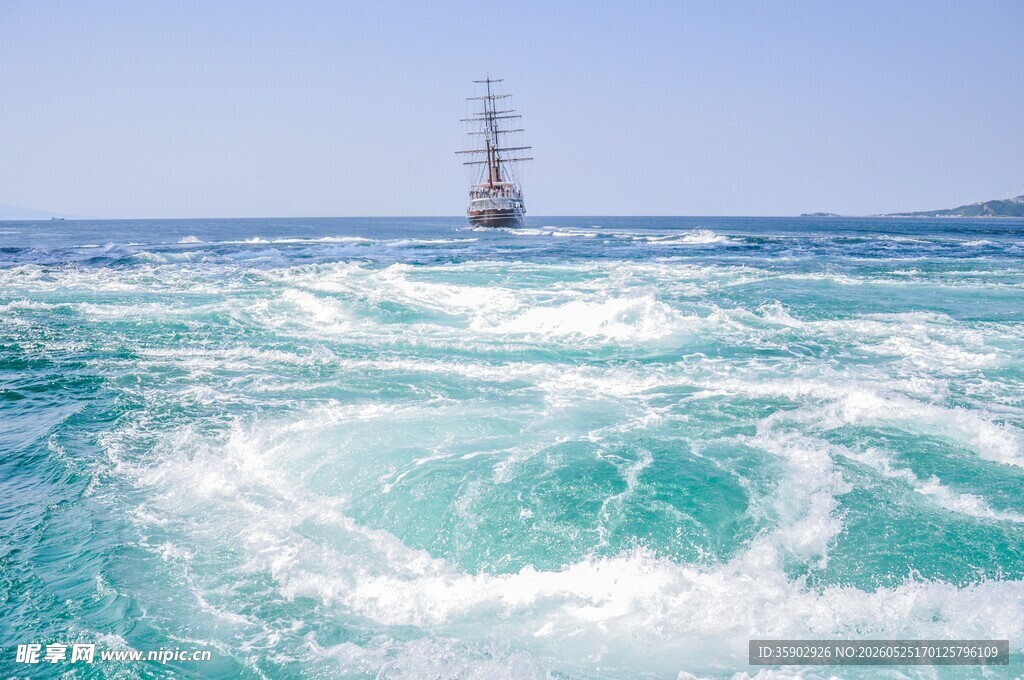 海上航船碧波翻涌