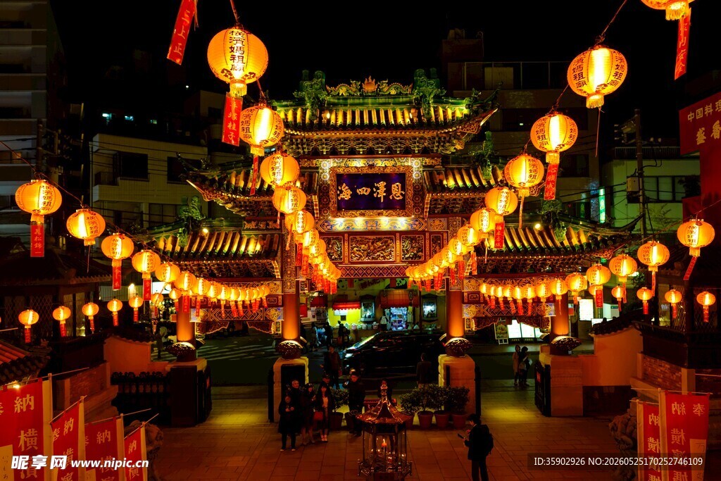 古街夜景璀璨灯笼点亮夜色